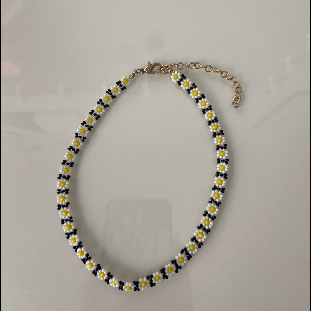 Adorable daisy necklace